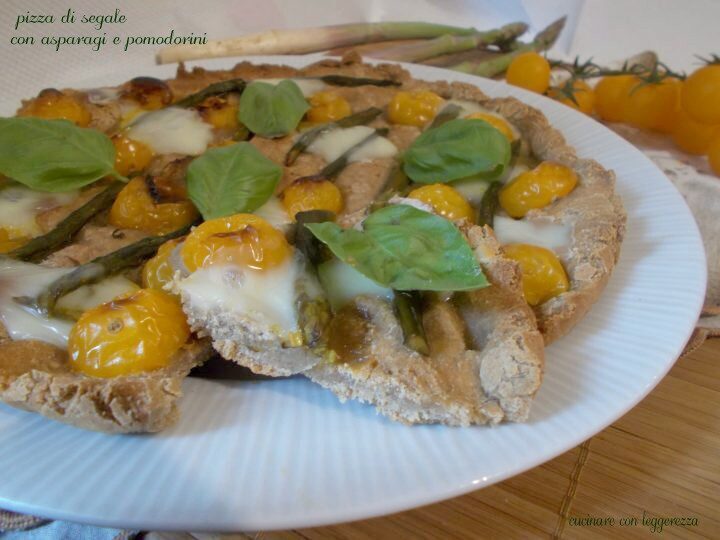 Pizza di segale con asparagi e pomodorini – lievito madre