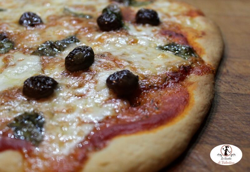 Pizza di semola di grano duro rimacinata, con mozzarella di bufala, olive taggiasche e basilico