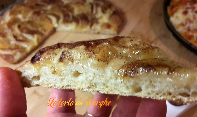 Pizza dolce salata con mele e cannella