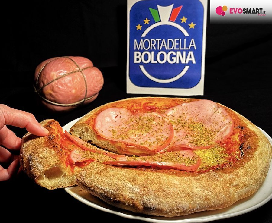 Pizza fatta in casa con mortadella bologna igp e granella di pistacchio