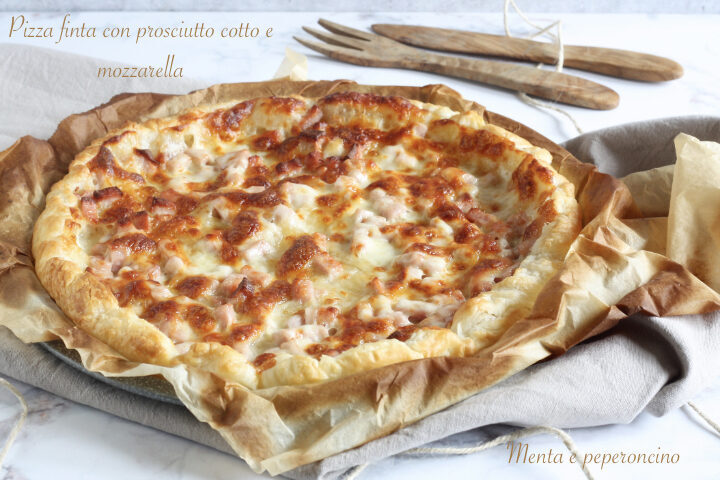 Pizza finta con prosciutto cotto e mozzarella