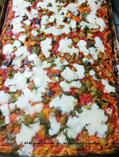 Pizza forno a legna peperoni e melanzana mozzarella pomodoro.
