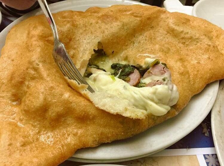 Pizza fritta con salsiccie e friarielli