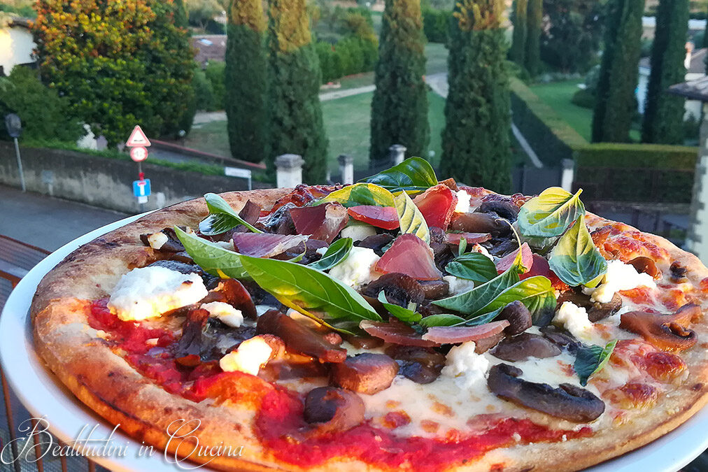 Pizza funghi, caprino e speck