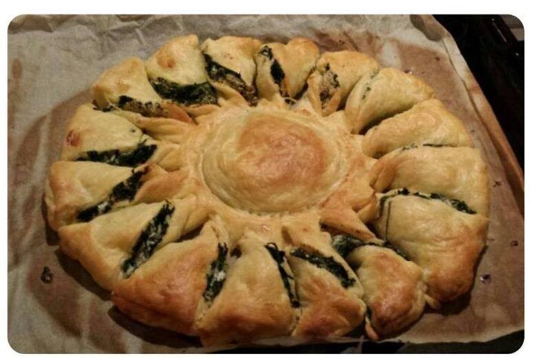 Pizza girasole con scarole e salsiccia