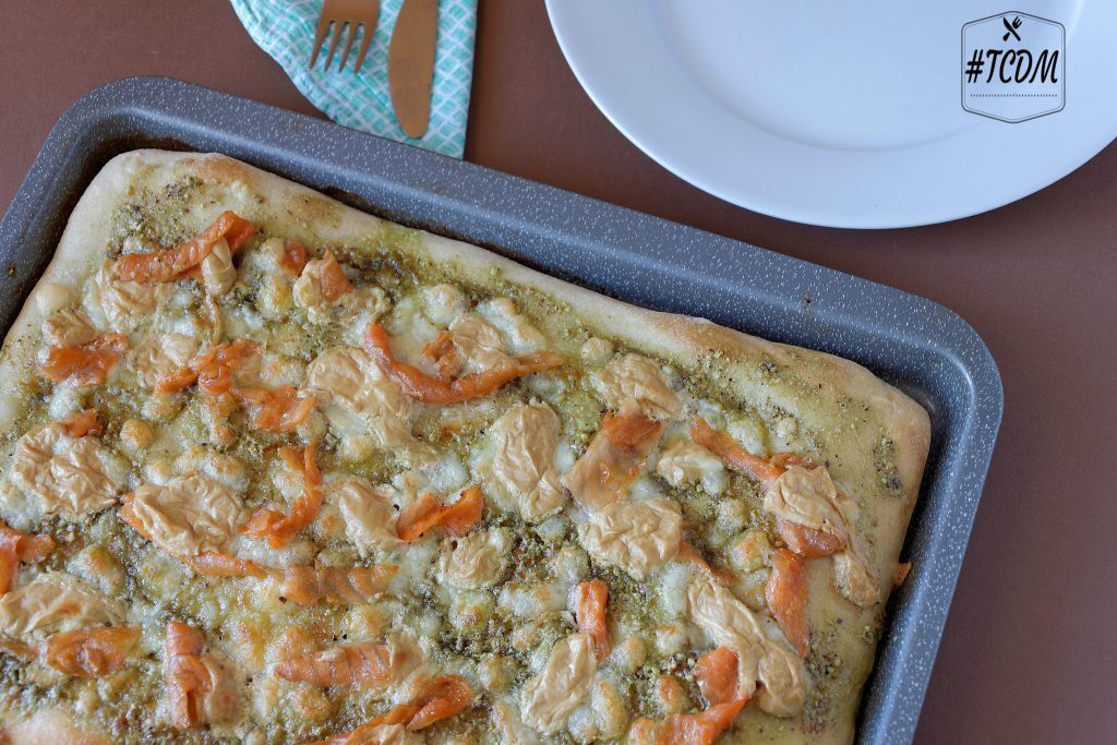 Pizza gourmet con salmone, pistacchi e liquirizia