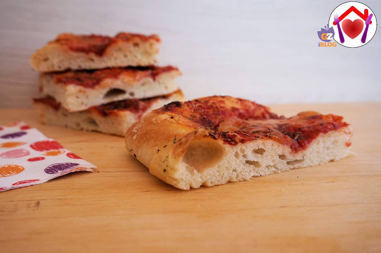 Pizza in teglia al pomodoro
