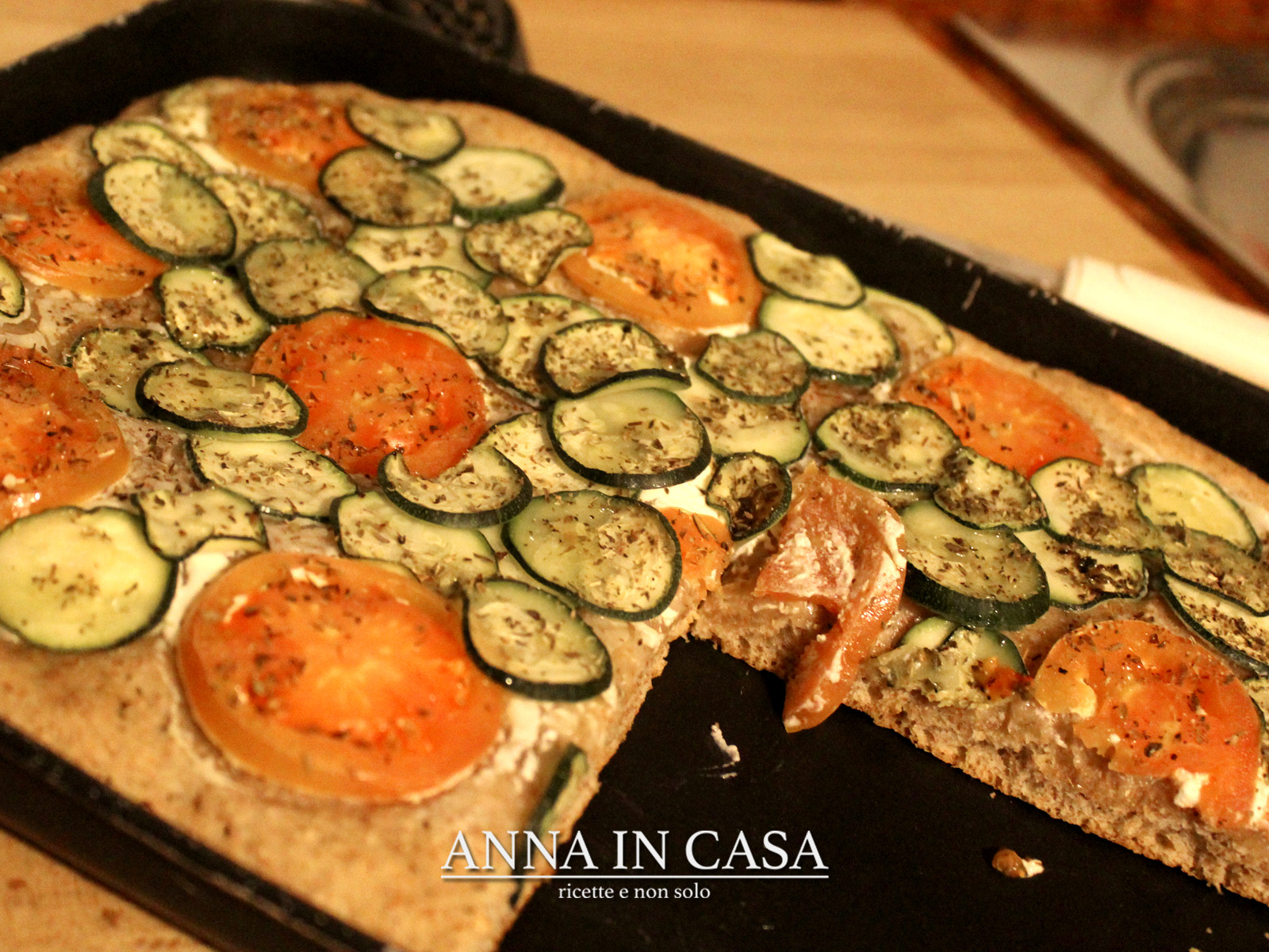 Pizza integrale con philadelphia, pomodori e zucchine (con o senza bimby)