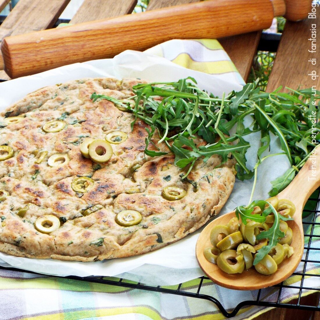 Pizza integrale olive e rucola cotta in forno