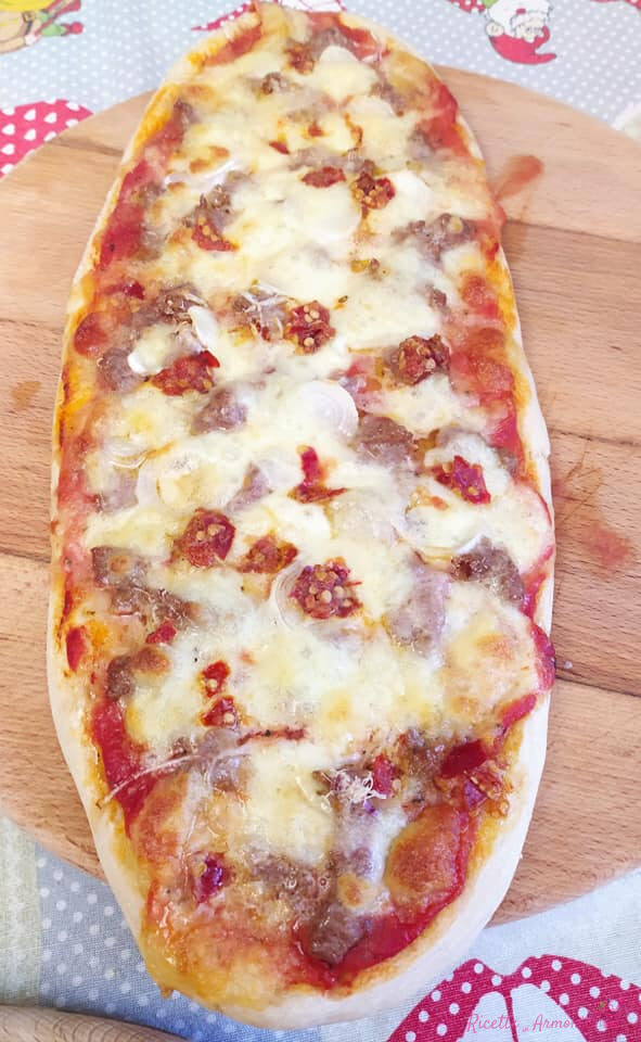 Pizza lingua con salciccia, cipolla, peperoncino e tanto formaggio