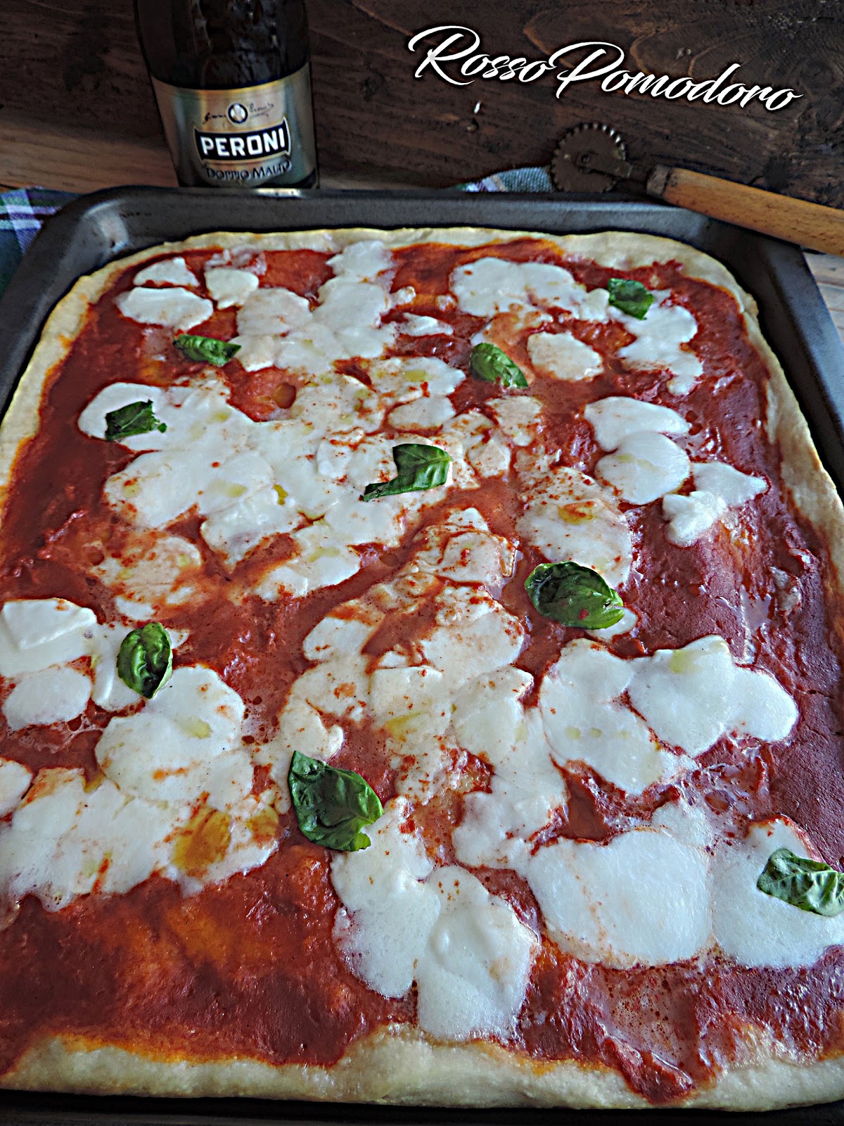 Pizza margherita al forno con mozzarella di bufala