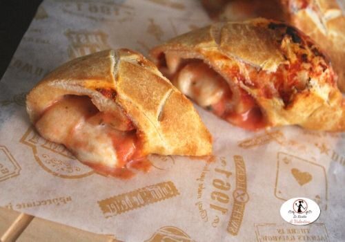 Pizza margherita arrotolata in friggitrice ad aria