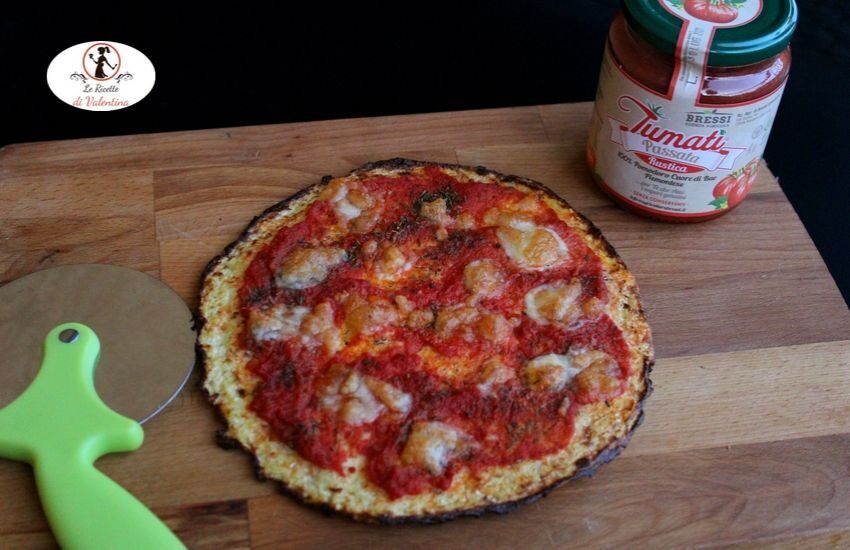 Pizza margherita di cavolfiore cotta in friggitrice ad aria