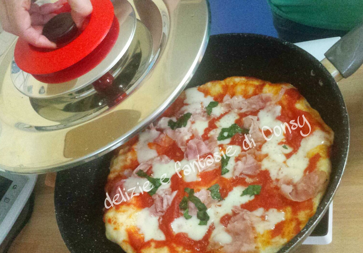 Pizza margherita in padella
