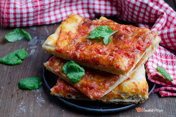Pizza margherita in teglia