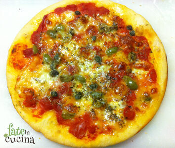 Pizza mediterranea con capperi, olive e acciughe