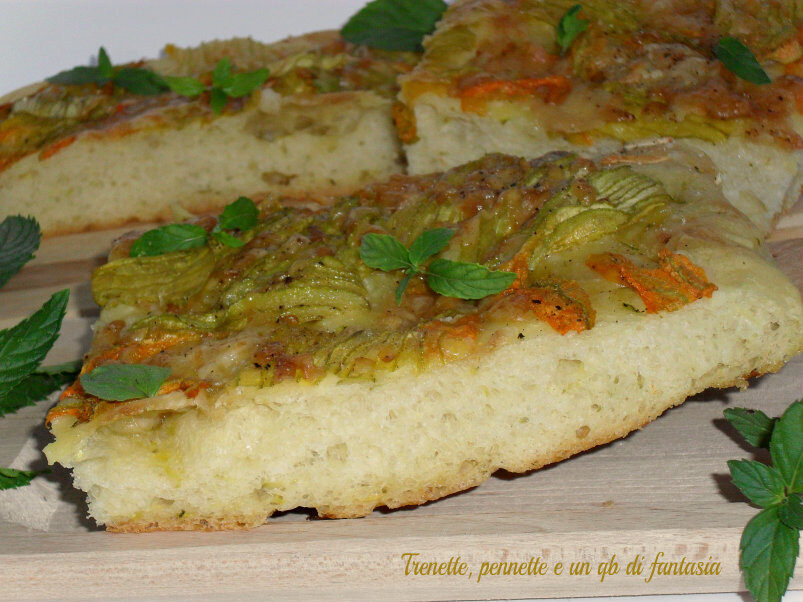 Pizza morbida con fiori di zucca e scamorza