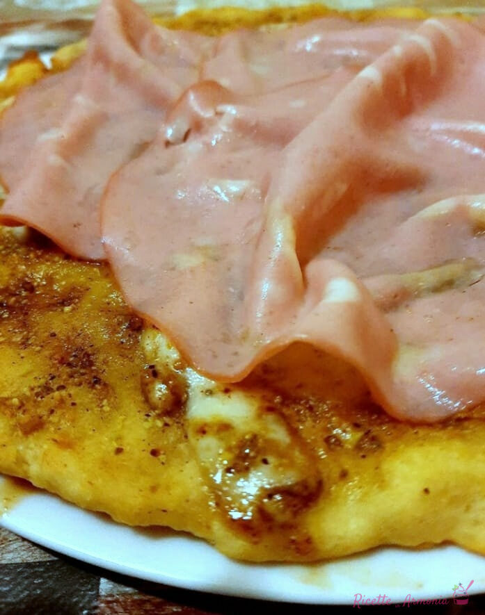 Pizza mortadella e pesto di pistacchi