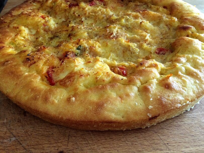 Pizza muddiata con i bordi ripieni