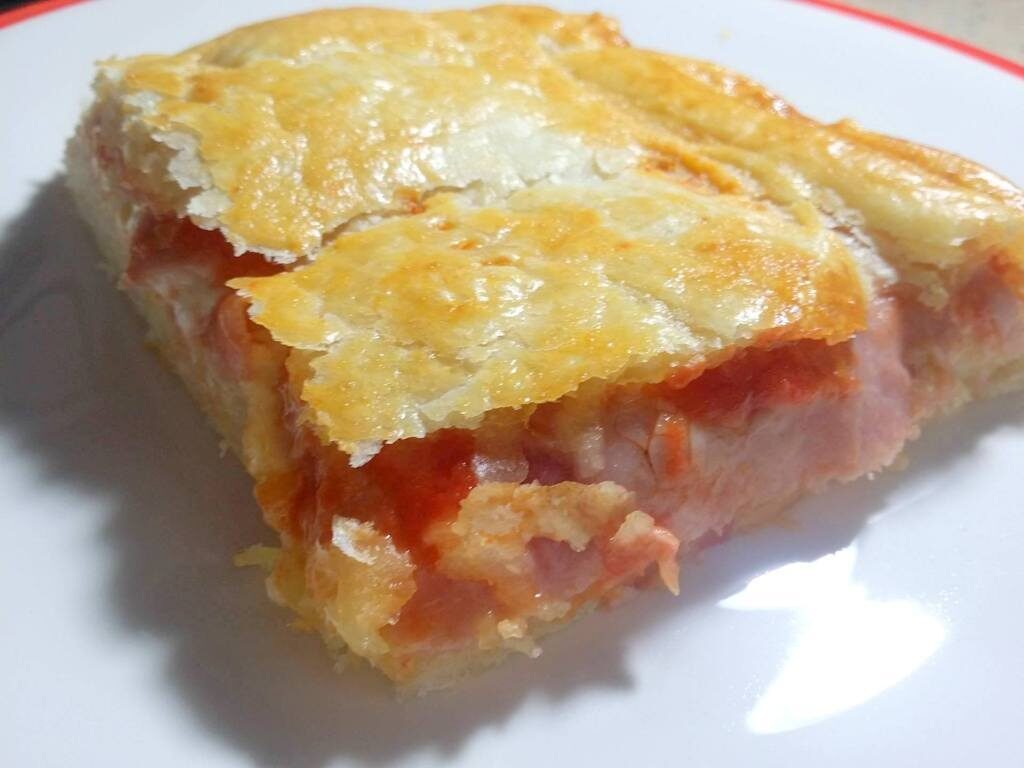 Pizza parigina napoletana con pasta sfoglia_