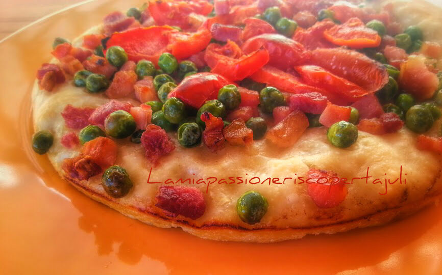 Pizza, primavera piselli zucchina pancetta e pomodorini