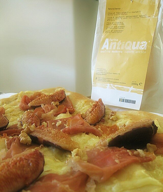Pizza prosciutto e fichi con noci e…..