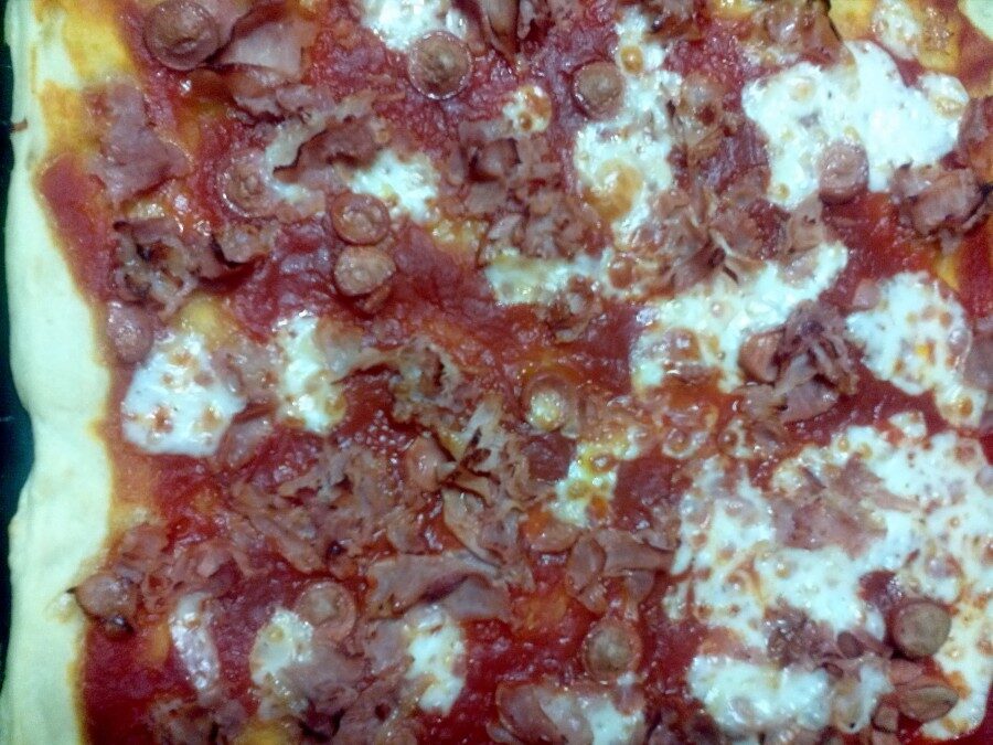 Pizza prosciutto e mozzarella, salsa, wuster, prosciutto, olio