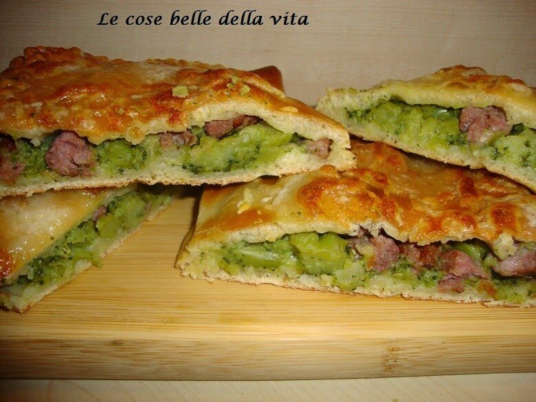 Pizza ripiena con broccoli e salsiccia