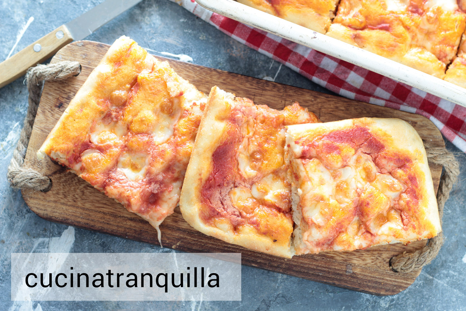 Pizza rossa con mozzarella con impasto in ciotola