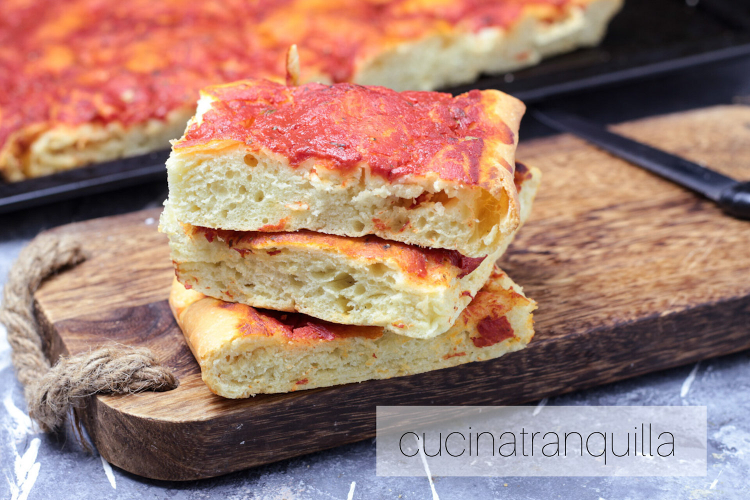 Pizza rossa in teglia con farina di semola