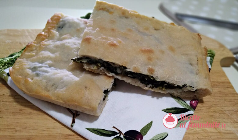 Pizza rustica ripiena con erbe di campo e marzolino