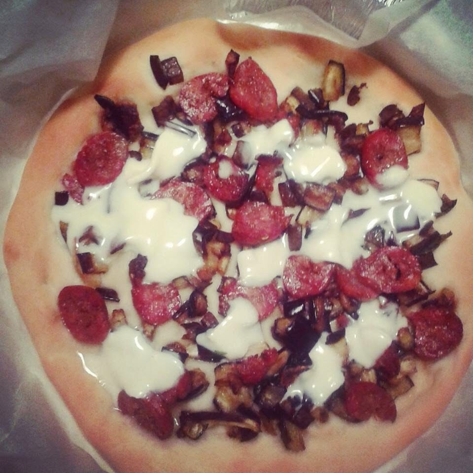 Pizza : salame, melanzane e mozzarella