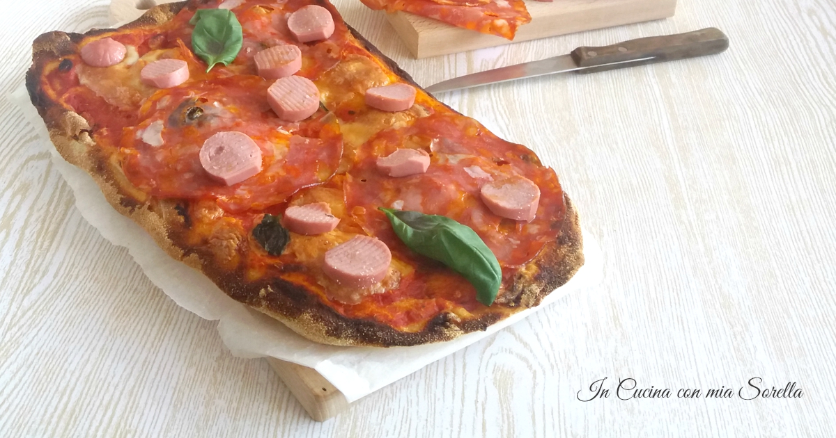 Pizza salame piccante e wurstel