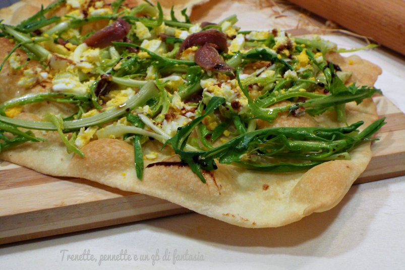 Pizza schiaccia con puntarelle, uova e alici