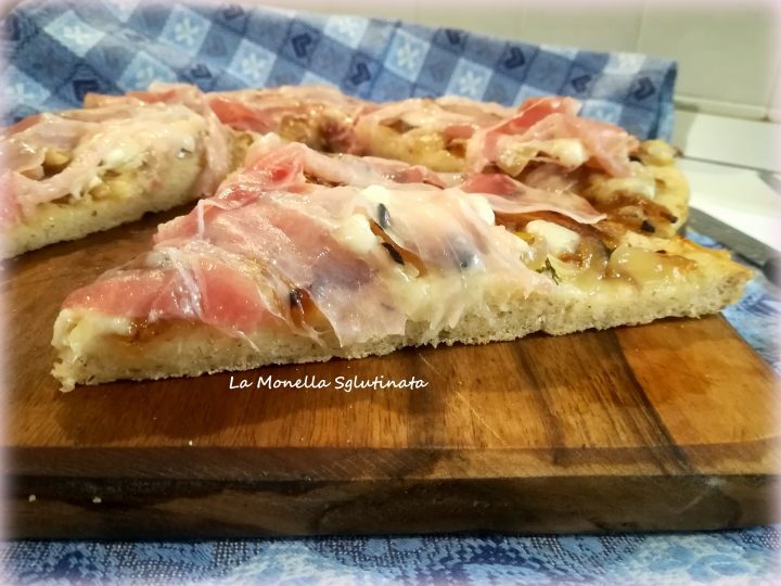 Pizza semi integrale con cipolle bufala e pancetta