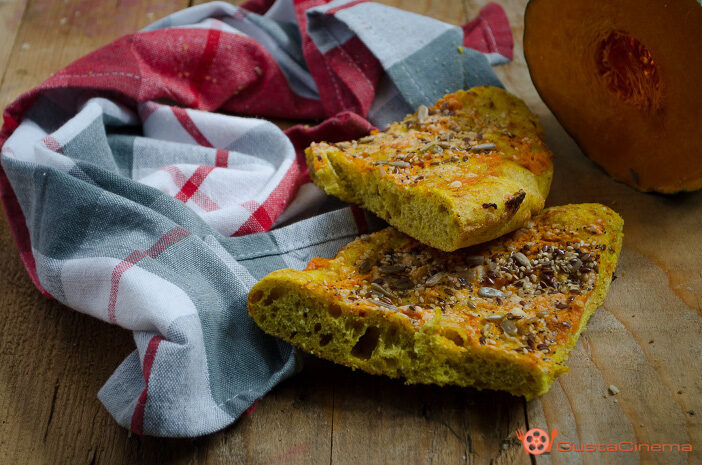Pizza semintegrale alla curcuma con crema alla zucca