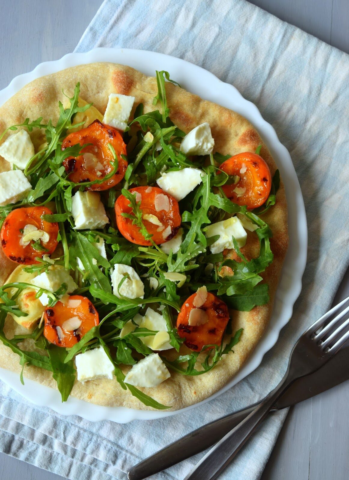 Pizza semintegrale con albicocche grigliate al balsamico, rucola e brie per l’MTC n°58