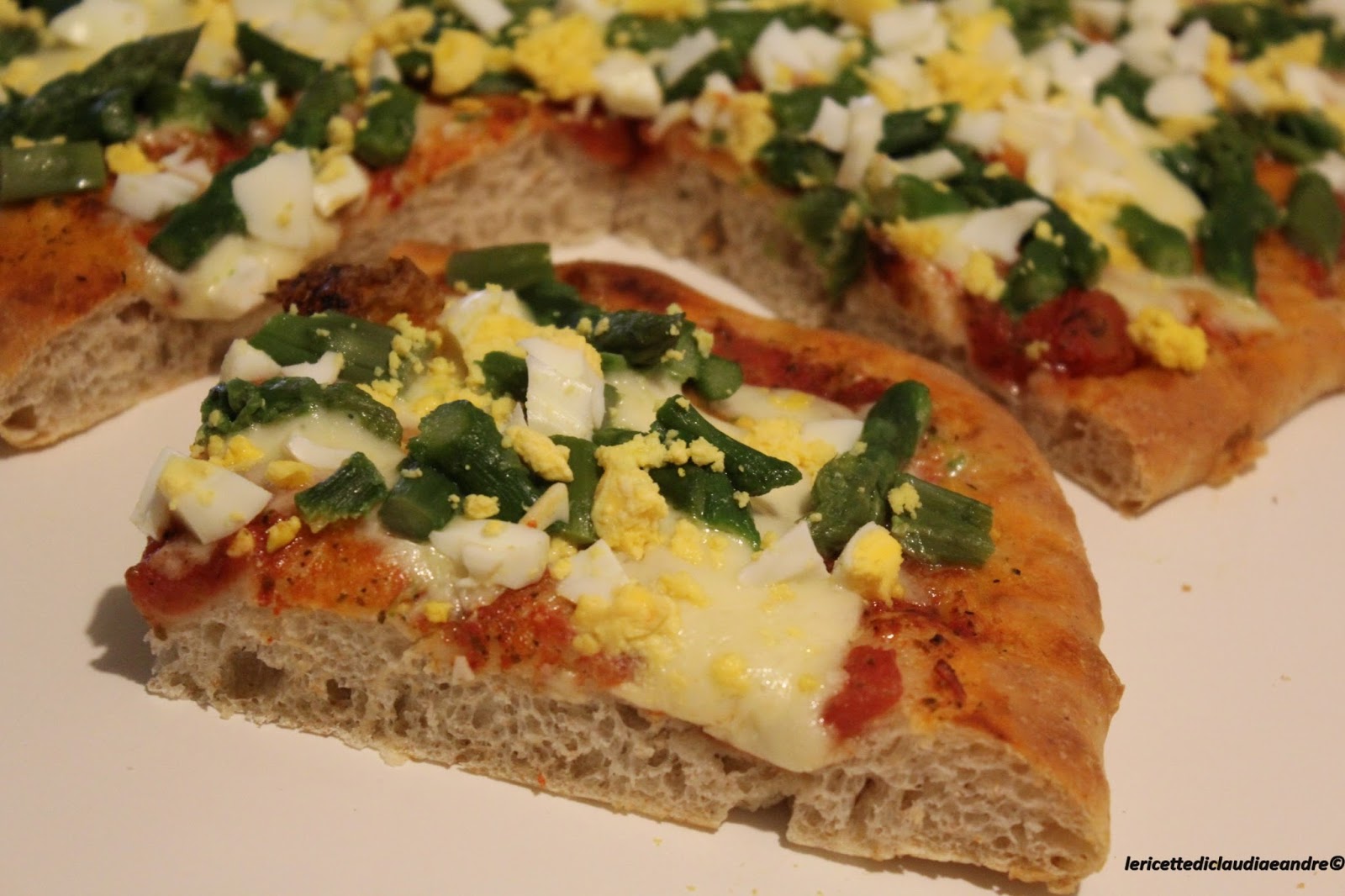 Pizza semintegrale con asparagi e uova