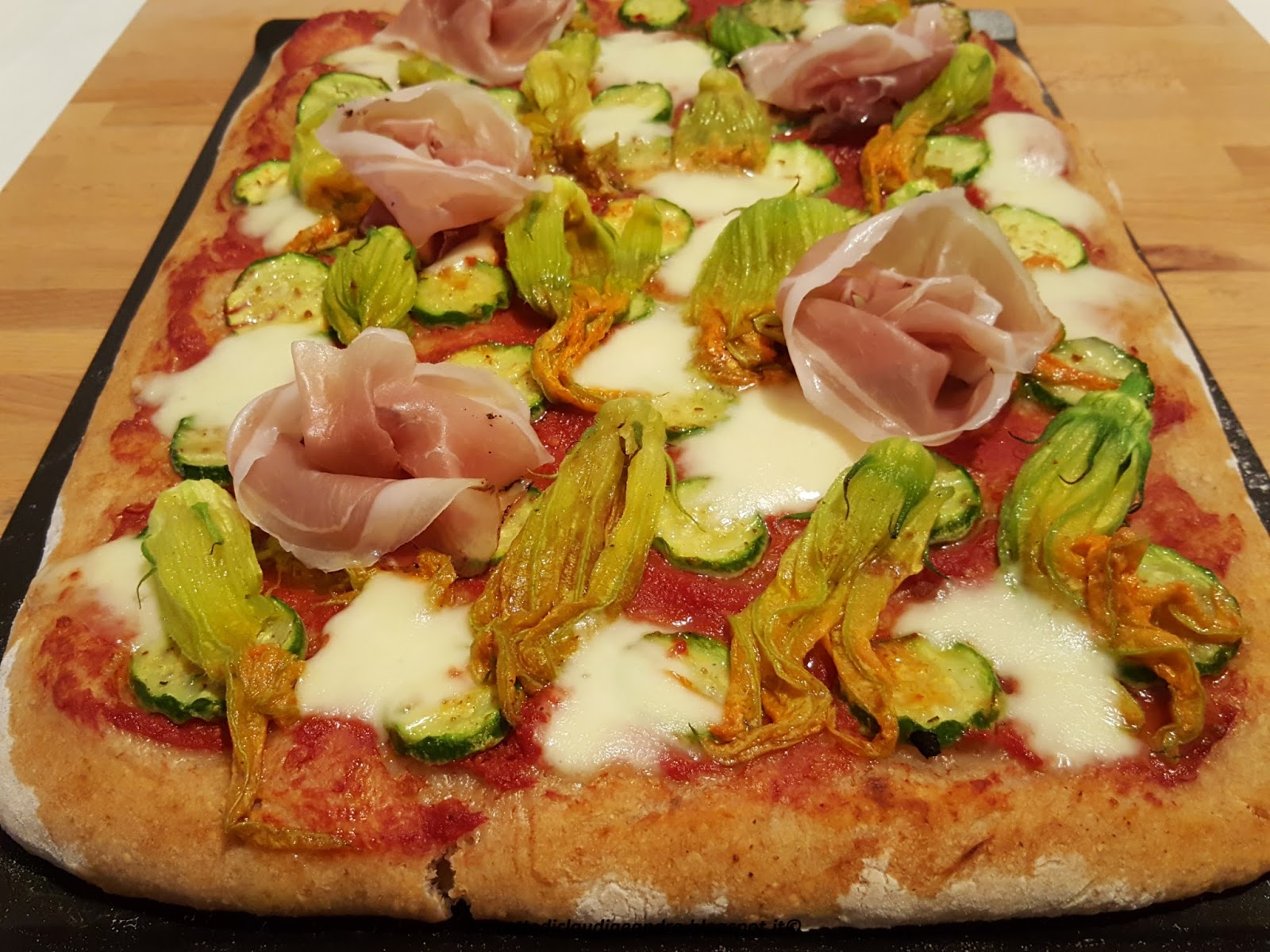 Pizza semintegrale con fiori di zucca, mozzarella, speck e lievito madre