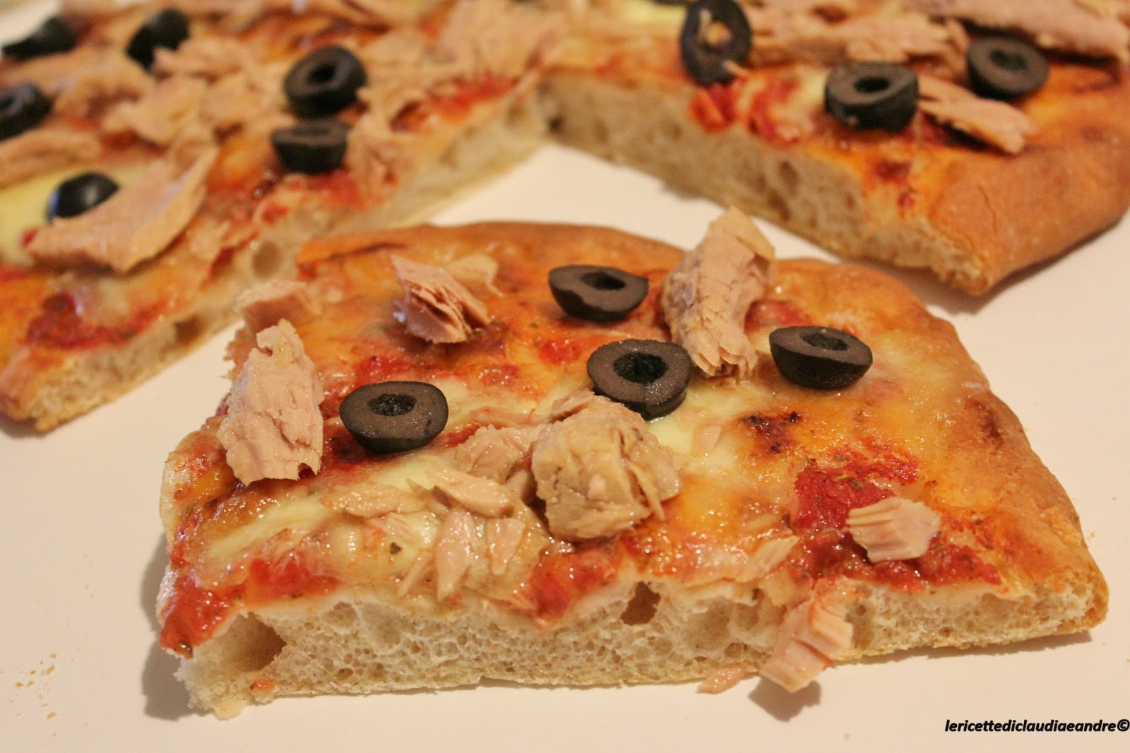Pizza semintegrale con mozzarella, tonno e olive