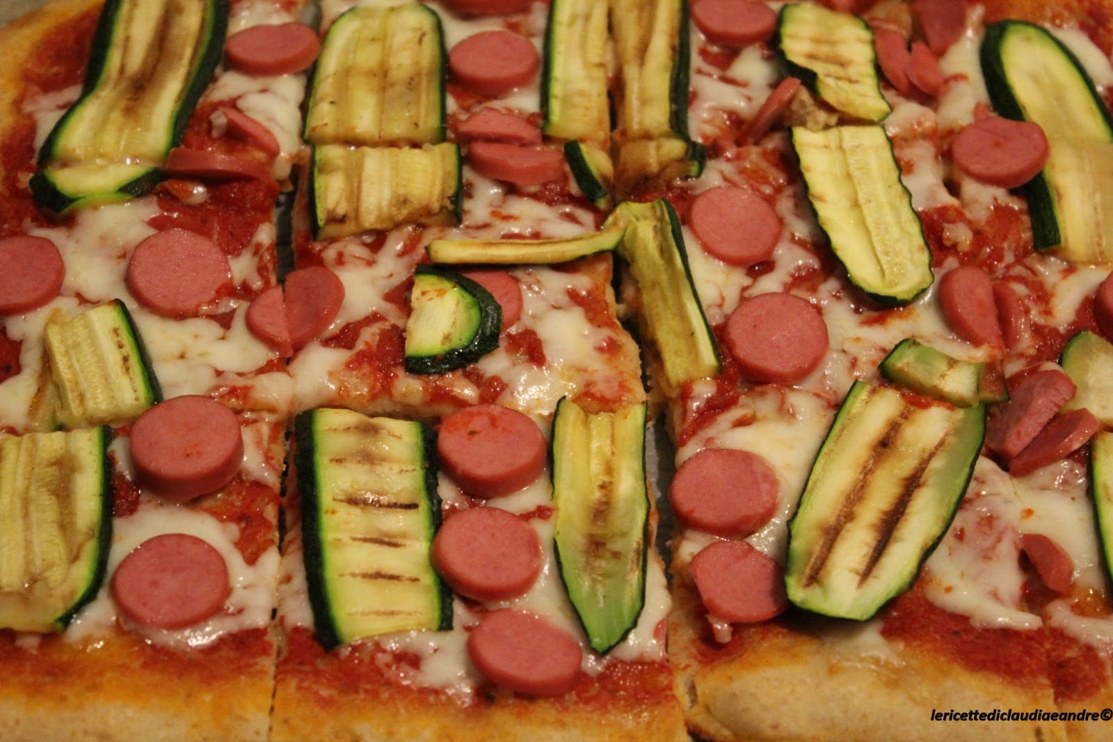 Pizza semintegrale con zucchine, mozzarella e wurstel