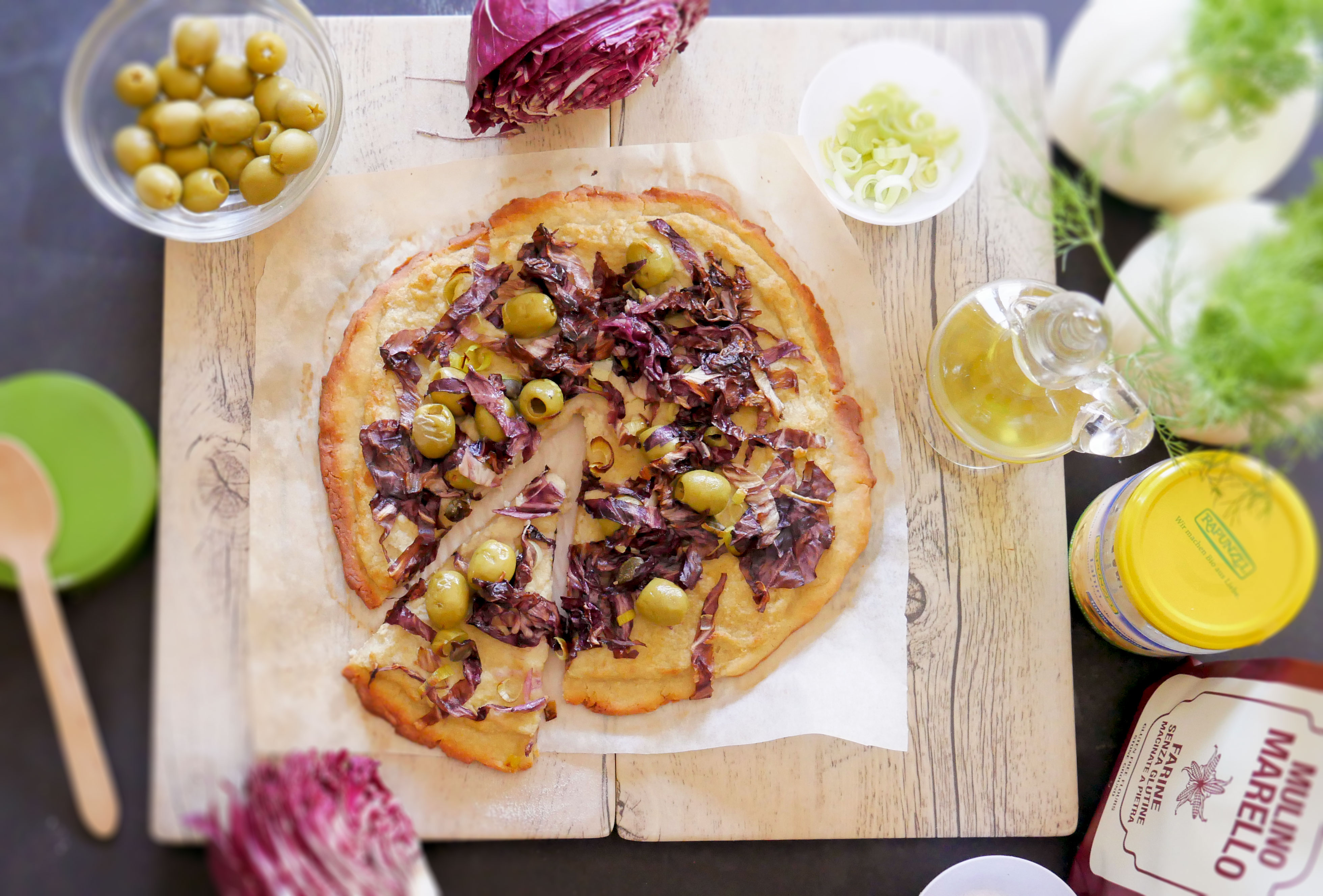 Pizza senza glutine, poco nichel con radicchio, olive verdi, capperi e crema di finocchi