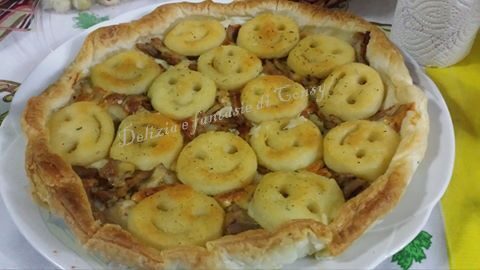 Pizza sfoglia con kebab e patatine