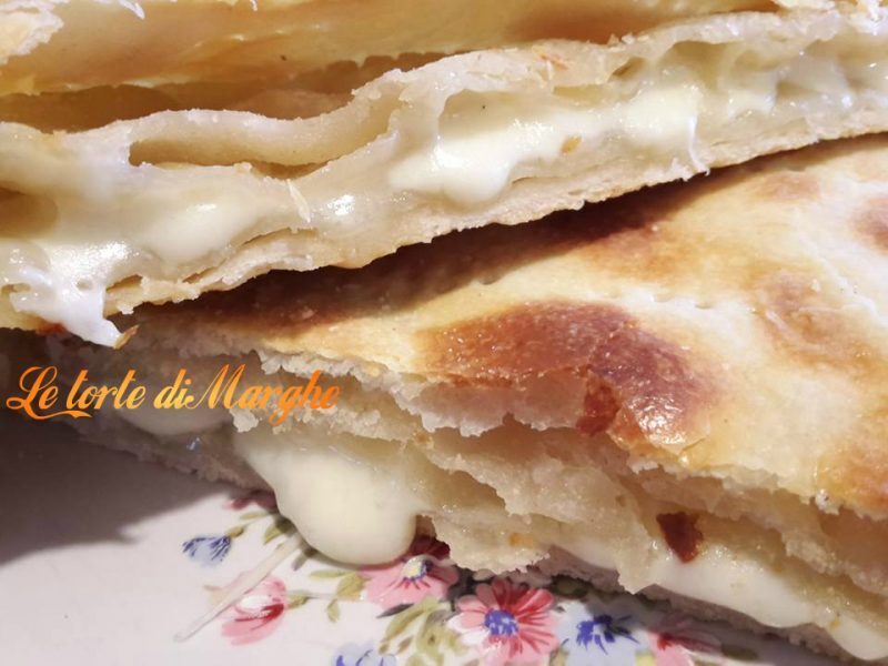 Pizza sfogliata con formaggio vastedda