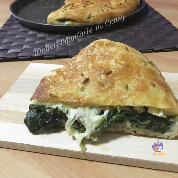 Pizza spinaci salsiccia e mozzarella