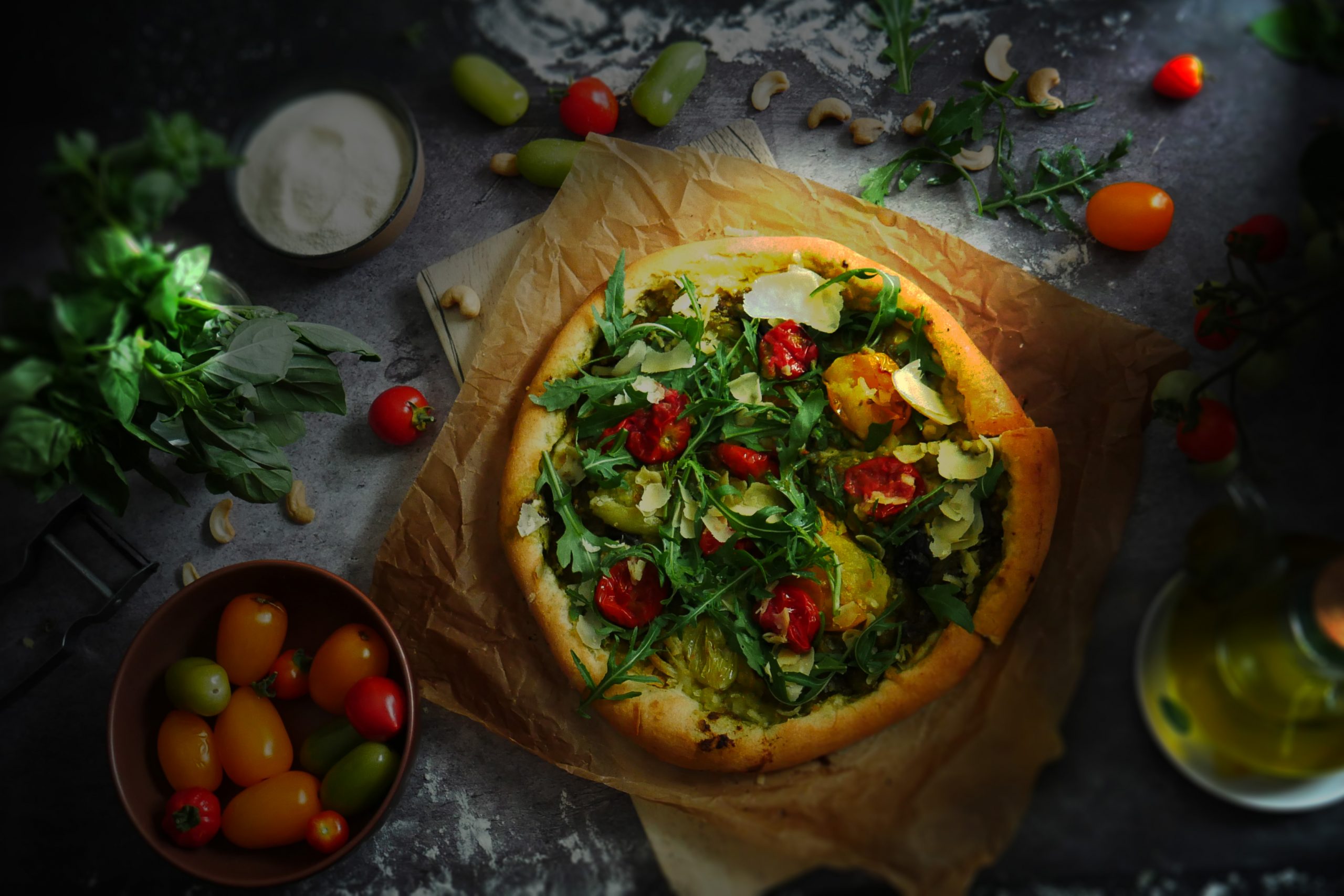 Pizza summer tutta vegetale con pesto di rucola e anacardi e pomodorini