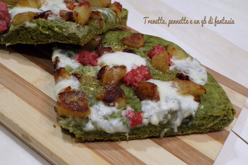 Pizza verde con patate, salsiccia e taleggio