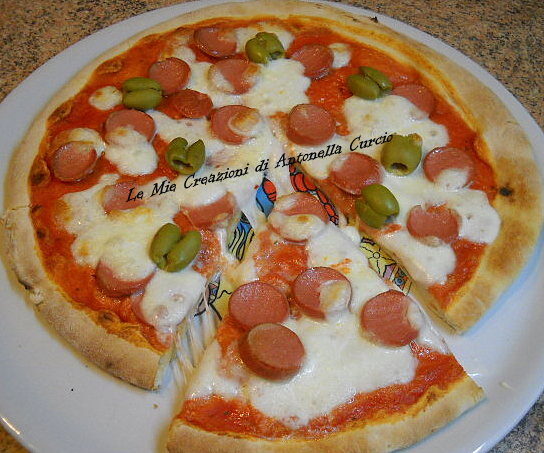 Pizza wurstel e olive