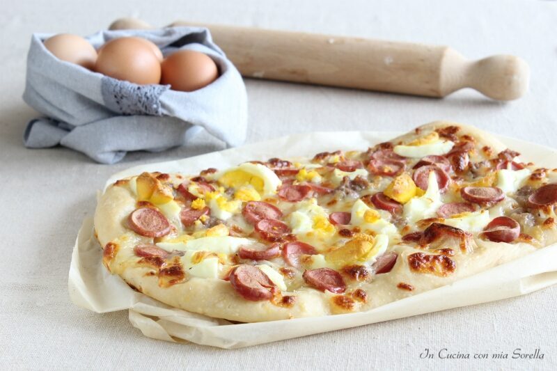 Pizza wurstel salsiccia e uova sode