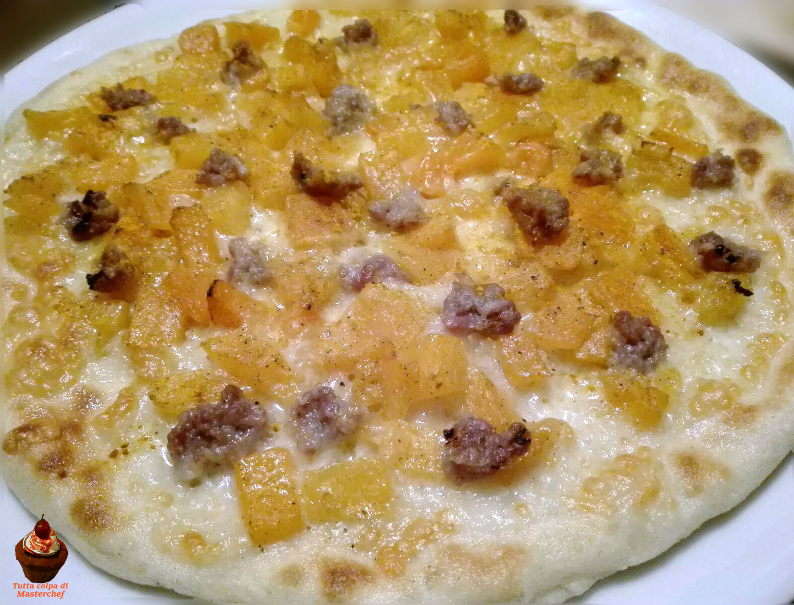 Pizza zucca salsiccia e curcuma